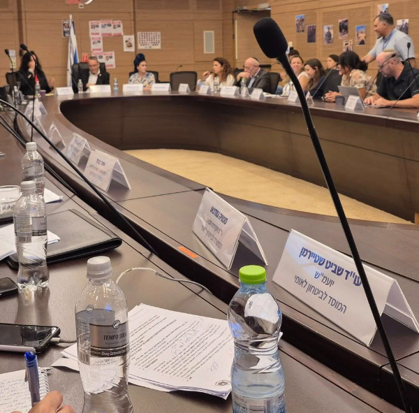 La comunidad latina expone en la Knéset la falta de apoyo a los hijos de nuevos inmigrantes