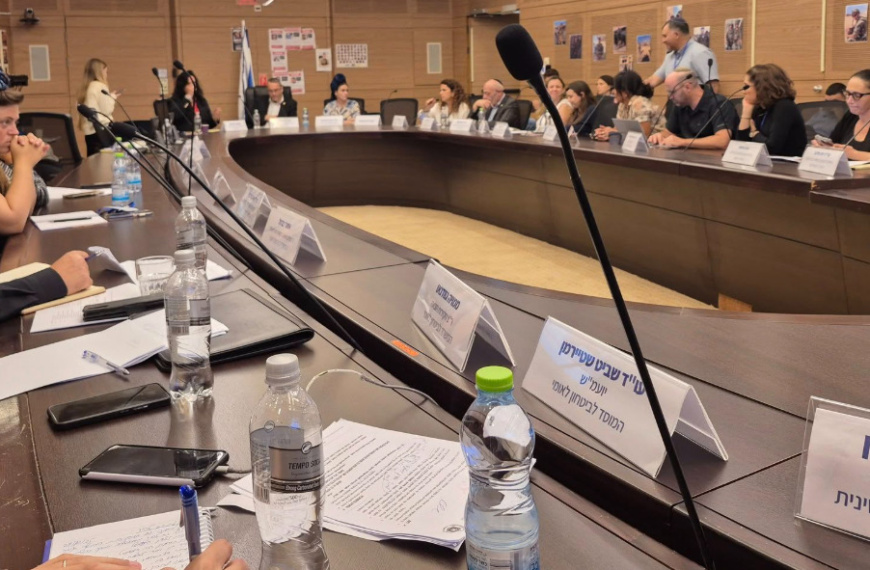 La comunidad latina expone en la Knéset la falta de apoyo a los hijos de nuevos inmigrantes