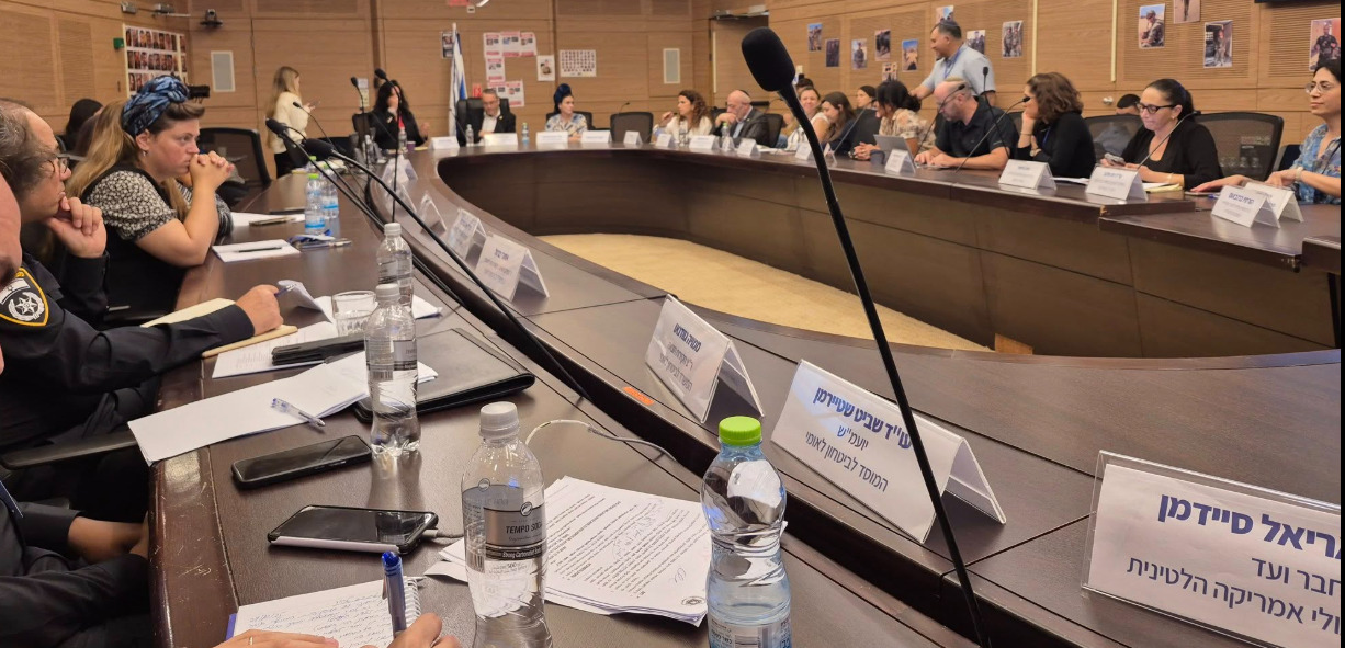 La comunidad latina expone en la Knéset la falta de apoyo a los hijos de nuevos inmigrantes